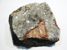 Laden Sie das Bild in den Galerie-Viewer, Calcit Rhomboeder Kristall Stufe mit Baryt rot 11cm Herdringen Sauerland, Deutschland
