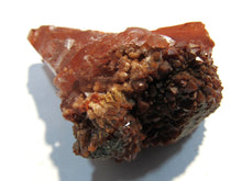 Laden Sie das Bild in den Galerie-Viewer, Eisenkiesel Bergkristall +Gips Selenit rot Hämatit Färbung 6cm Chella Valencia, Spanien