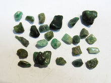 Laden Sie das Bild in den Galerie-Viewer, Smaragd grün Trommelstein Sammlung 25 Stk. 0,5-1,5cm 8g, Columbien