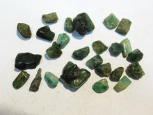 Laden Sie das Bild in den Galerie-Viewer, Smaragd grün Trommelstein Sammlung 25 Stk. 0,5-1,5cm 8g, Columbien