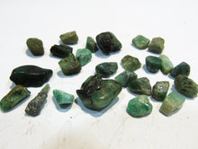 Laden Sie das Bild in den Galerie-Viewer, Smaragd grün Trommelstein Sammlung 25 Stk. 0,5-1,5cm 8g, Columbien