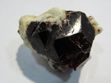 Laden Sie das Bild in den Galerie-Viewer, Granat roter Almandin Kristall auf Quarz 5cm Sondrio Lombardei, Italien