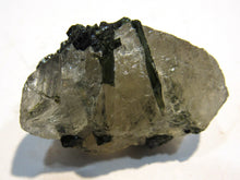 Laden Sie das Bild in den Galerie-Viewer, Turmalin feine grüne Kristalle in derben Bergkristall 4,5cm Minas Geraus, Brasilien