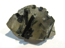 Laden Sie das Bild in den Galerie-Viewer, Turmalin feine grüne Kristalle in derben Bergkristall 4,5cm Minas Geraus, Brasilien