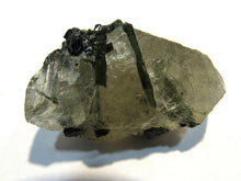 Laden Sie das Bild in den Galerie-Viewer, Turmalin feine grüne Kristalle in derben Bergkristall 4,5cm Minas Geraus, Brasilien