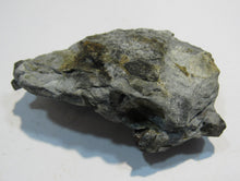 Laden Sie das Bild in den Galerie-Viewer, Granat Almandin dunkel rote Kristalle in Matrix 7cm Zillertal Nord-Tirol, Österreich