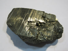 Laden Sie das Bild in den Galerie-Viewer, Pyrit großer Kristall massiv Pyrit 10cm 585g Rio Marina, Elba, Italien