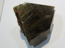 Laden Sie das Bild in den Galerie-Viewer, Bergkristall dunkler Rauchquarz mit goldenen Rutilnadeln 295g Minas Gerais, Brasilien