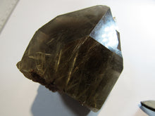 Laden Sie das Bild in den Galerie-Viewer, Bergkristall dunkler Rauchquarz mit goldenen Rutilnadeln 295g Minas Gerais, Brasilien