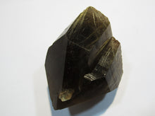 Laden Sie das Bild in den Galerie-Viewer, Bergkristall dunkler Rauchquarz mit goldenen Rutilnadeln 295g Minas Gerais, Brasilien
