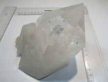 Laden Sie das Bild in den Galerie-Viewer, Bergkristall Spitze klar mit Seitenflächen 15cm 1,47Kg Minas Gerais, Brasilien