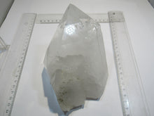Laden Sie das Bild in den Galerie-Viewer, Bergkristall Spitze klar mit Seitenflächen 15cm 1,47Kg Minas Gerais, Brasilien