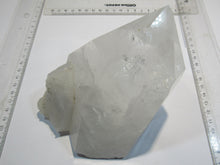 Laden Sie das Bild in den Galerie-Viewer, Bergkristall Spitze klar mit Seitenflächen 15cm 1,47Kg Minas Gerais, Brasilien