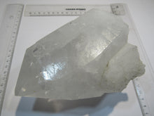 Laden Sie das Bild in den Galerie-Viewer, Bergkristall Spitze klar mit Seitenflächen 15cm 1,47Kg Minas Gerais, Brasilien