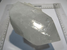 Laden Sie das Bild in den Galerie-Viewer, Bergkristall Spitze klar mit Seitenflächen 15cm 1,47Kg Minas Gerais, Brasilien