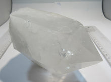Laden Sie das Bild in den Galerie-Viewer, Bergkristall Spitze klar mit Seitenflächen 15cm 1,47Kg Minas Gerais, Brasilien