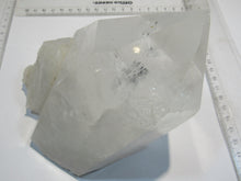 Laden Sie das Bild in den Galerie-Viewer, Bergkristall Spitze klar mit Seitenflächen 15cm 1,47Kg Minas Gerais, Brasilien