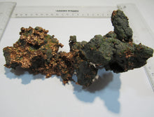 Laden Sie das Bild in den Galerie-Viewer, Kupfer gediegen spratziger Nugget Caledoniea Mine 17cm 960g Michigan, USA