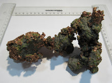 Laden Sie das Bild in den Galerie-Viewer, Kupfer gediegen spratziger Nugget Caledoniea Mine 17cm 960g Michigan, USA