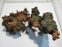 Laden Sie das Bild in den Galerie-Viewer, Kupfer gediegen spratziger Nugget Caledoniea Mine 17cm 960g Michigan, USA