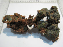 Laden Sie das Bild in den Galerie-Viewer, Kupfer gediegen spratziger Nugget Caledoniea Mine 17cm 960g Michigan, USA
