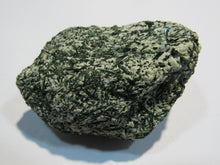 Laden Sie das Bild in den Galerie-Viewer, Aktinolith Zillerthit in Talkschiefer Strahlstein 6cm Schlegeisgrund, Österreich