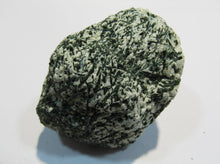 Laden Sie das Bild in den Galerie-Viewer, Aktinolith Zillerthit in Talkschiefer Strahlstein 6cm Schlegeisgrund, Österreich