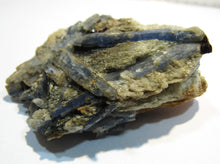 Laden Sie das Bild in den Galerie-Viewer, Disthen blaue Kristalle in Quarz Stufe 7cm Minas Gerais, Brasilien