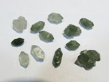 Laden Sie das Bild in den Galerie-Viewer, Bergkristall Doppelender 7-11mm 12x grüne Quarze mit Aktinolith Innere Mongolei, China