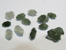 Laden Sie das Bild in den Galerie-Viewer, Bergkristall Doppelender 7-11mm 12x grüne Quarze mit Aktinolith Innere Mongolei, China