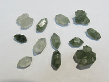 Laden Sie das Bild in den Galerie-Viewer, Bergkristall Doppelender 7-11mm 12x grüne Quarze mit Aktinolith Innere Mongolei, China