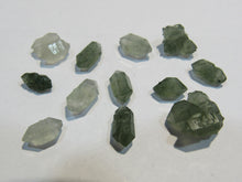 Laden Sie das Bild in den Galerie-Viewer, Bergkristall Doppelender 7-11mm 12x grüne Quarze mit Aktinolith Innere Mongolei, China