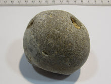 Laden Sie das Bild in den Galerie-Viewer, Klapperstein mega laut 6,5cm Flint Feuerstein Schwamm Kreide Normandie, Frankreich