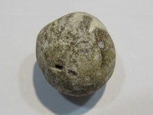 Laden Sie das Bild in den Galerie-Viewer, Klapperstein besonders laut Flint Hohlstein +Schwamm 3,5cm Kreide Normandie, Frankreich