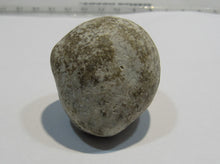 Laden Sie das Bild in den Galerie-Viewer, Klapperstein besonders laut Flint Hohlstein +Schwamm 3,5cm Kreide Normandie, Frankreich