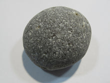 Laden Sie das Bild in den Galerie-Viewer, Klapperstein laut 7cm Flint Feuerstein Schwamm Kreide Normandie, Frankreich