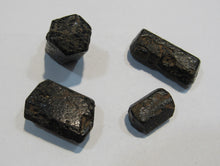 Laden Sie das Bild in den Galerie-Viewer, Hornblende Doppelender Kristalle 15-27mm 26g Ranstadt Vogelsberg, Deutschland