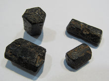Laden Sie das Bild in den Galerie-Viewer, Hornblende Doppelender Kristalle 15-27mm 26g Ranstadt Vogelsberg, Deutschland
