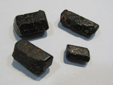 Laden Sie das Bild in den Galerie-Viewer, Hornblende Doppelender Kristalle 15-27mm 26g Ranstadt Vogelsberg, Deutschland
