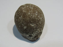 Laden Sie das Bild in den Galerie-Viewer, Klapperstein laut Flint Hohlstein +Schwamm 3,5cm 22g Kreide Normandie, Frankreich