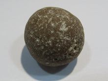 Laden Sie das Bild in den Galerie-Viewer, Klapperstein laut Flint Hohlstein +Schwamm 3,5cm 22g Kreide Normandie, Frankreich
