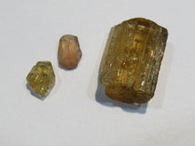 Laden Sie das Bild in den Galerie-Viewer, Goldtopas Kristall 20x15x7mm 6g 30ct Minas Gerais, Brasilien