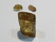 Laden Sie das Bild in den Galerie-Viewer, Goldtopas Kristall 20x15x7mm 6g 30ct Minas Gerais, Brasilien