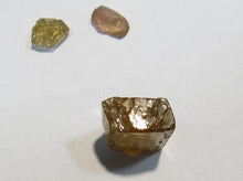 Laden Sie das Bild in den Galerie-Viewer, Goldtopas Kristall 20x15x7mm 6g 30ct Minas Gerais, Brasilien