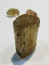 Laden Sie das Bild in den Galerie-Viewer, Goldtopas Kristall 20x15x7mm 6g 30ct Minas Gerais, Brasilien