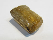 Laden Sie das Bild in den Galerie-Viewer, Goldtopas Kristall 20x15x7mm 6g 30ct Minas Gerais, Brasilien