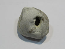 Laden Sie das Bild in den Galerie-Viewer, Klapperstein laut Flint weiß Hohlstein +Schwamm 3cm 17g Kreide Normandie, Frankreich
