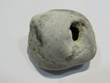 Laden Sie das Bild in den Galerie-Viewer, Klapperstein laut Flint weiß Hohlstein +Schwamm 3cm 17g Kreide Normandie, Frankreich