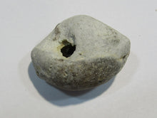 Laden Sie das Bild in den Galerie-Viewer, Klapperstein laut Flint weiß Hohlstein +Schwamm 3cm 17g Kreide Normandie, Frankreich