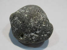 Laden Sie das Bild in den Galerie-Viewer, Klapperstein laut Flint Hohlstein +Schwamm 6 cm Kreide Normandie, Frankreich